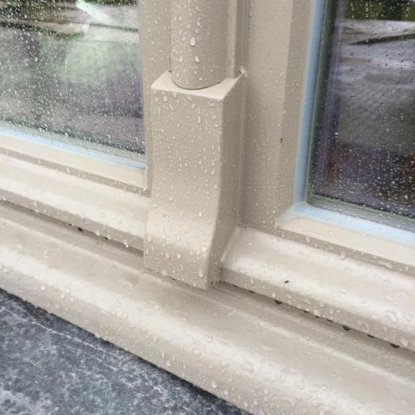 Houten raam op een natuurstenen dorpel, geplaatst door Vitra Porta