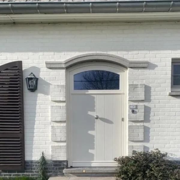 Landelijke woning in wit gevelsteen met nieuwe ramen door Vitra Porta, foto 2 van 3