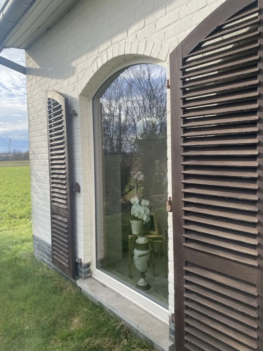 Landelijke woning in wit gevelsteen met nieuwe ramen door Vitra Porta, foto 3 van 3